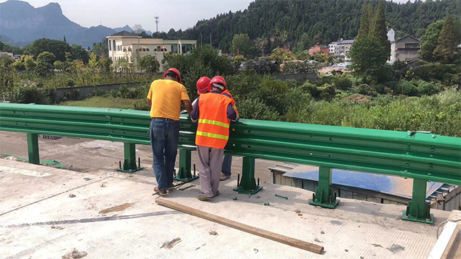 济宁高速公路护栏板的维护确保道路安全的关键环节
