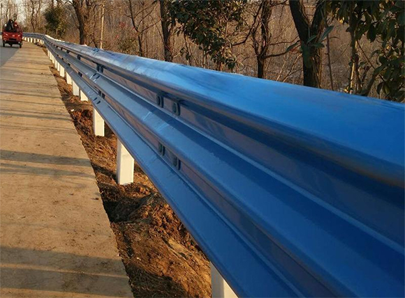 济宁公路波形护栏板的优点